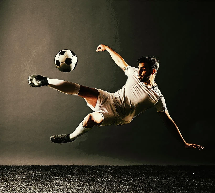 足球运动员射门瞬间展示大小球进球预测概念